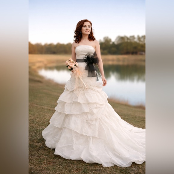 White by Vera Wang Wedding Dress – Strapless, Tiered Skirt, Train, Size 2 - Picture 2 of 16